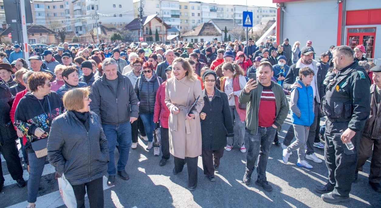 Gata. S-a deschis primul street mall din Câmpulung