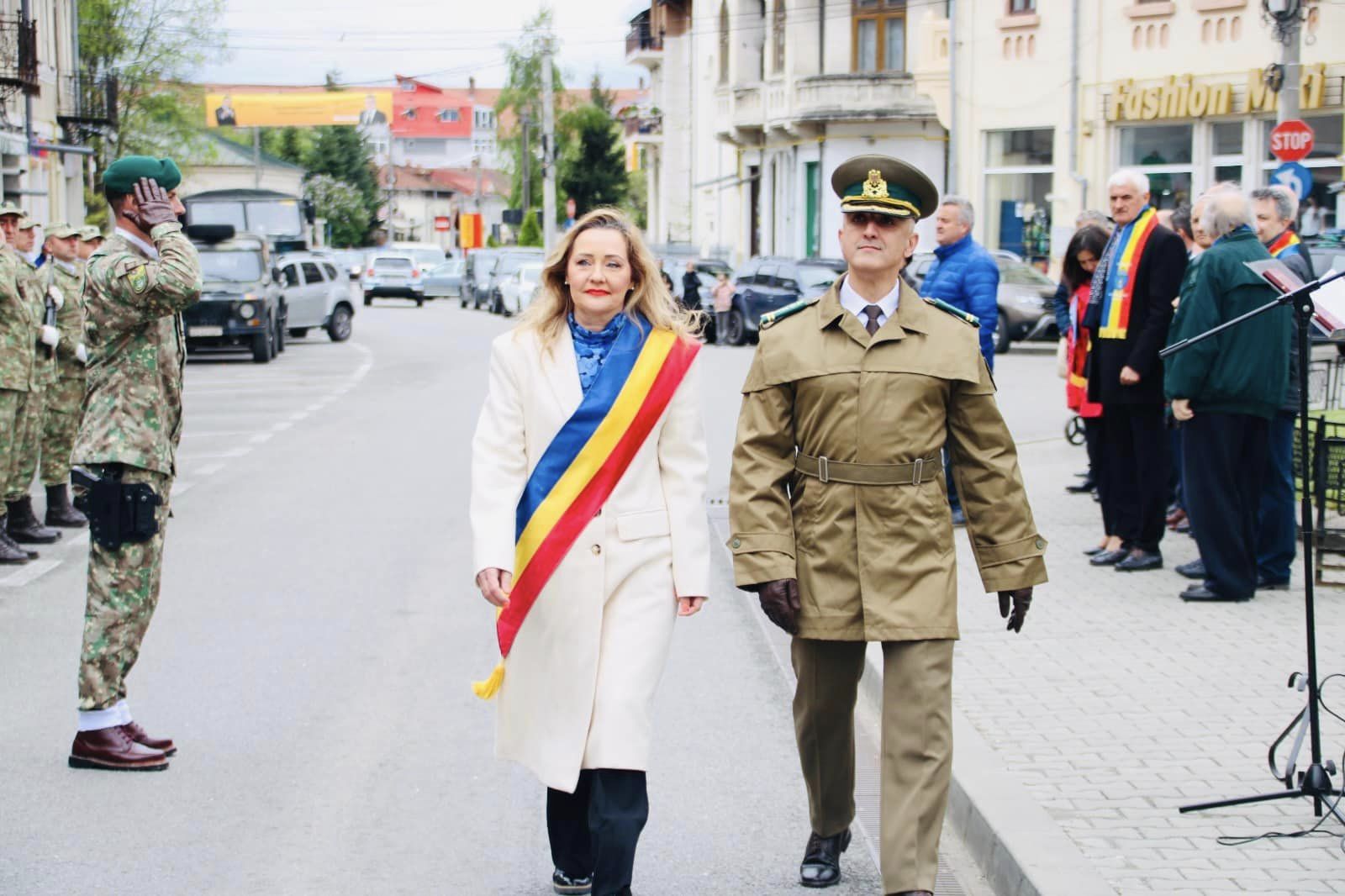 La mulți ani tuturor celor care își sărbătoresc astăzi onomastica! La mulți ani Forțelor Terestre Române!