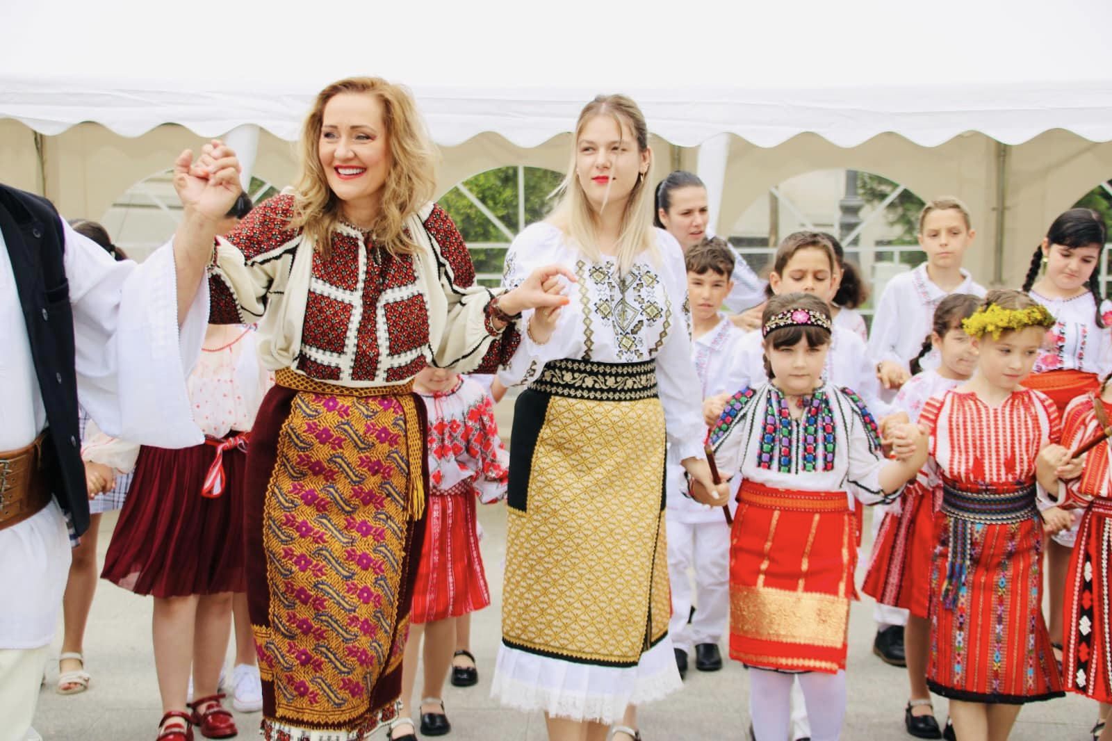 Mulțumesc copiilor, profesorilor, colegilor de la Casă de Cultură "Tudor Mușatescu" și câmpulungenilor care au participat la evenimentul "IA, comoara din lada de zestre"!