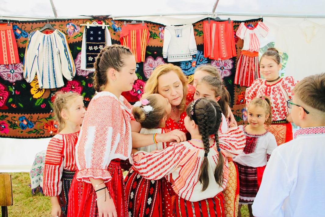 Mă bucur să văd copii implicați serios în activități de țesut și cusut costume populare și accesorii