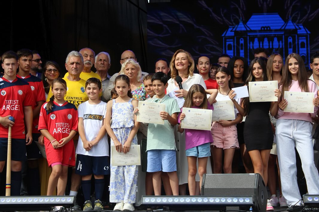 De Zilele Municipiului Câmpulung am premiat peste o sută de copii minunați: sportivi și elevi geniali