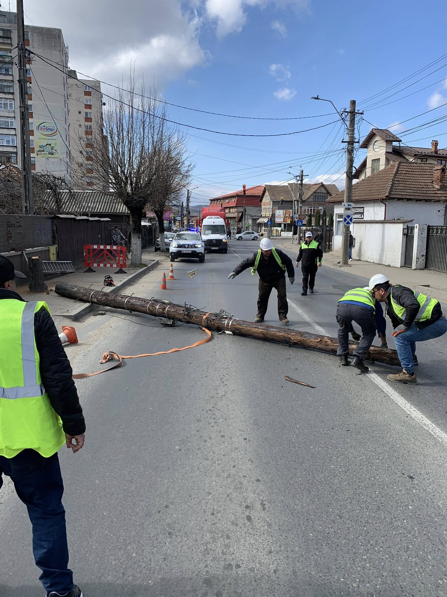 În Câmpulung, până la sfârșitul anului, nu vom mai avea stâlpi de lemn pe domeniul public