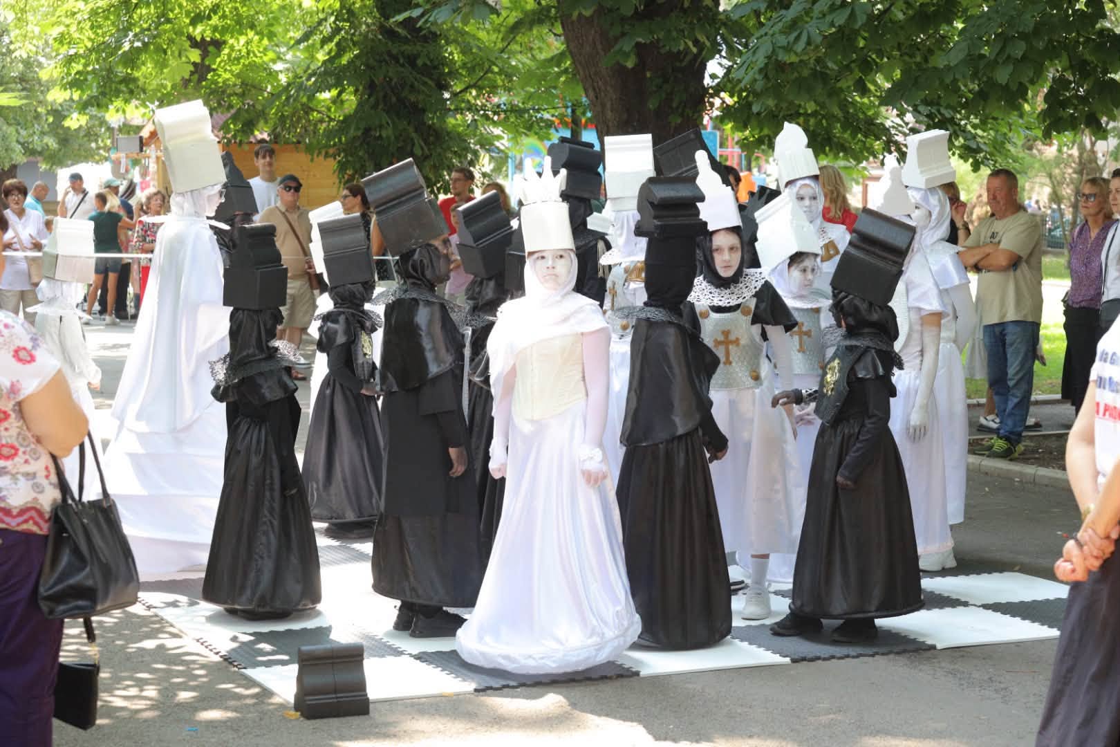 Statuile noastre vivante