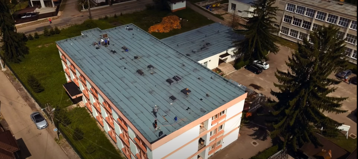 Am finalizat lucrările de hidroizolație la acoperișul cantinei și la acoperișul internatului de la Liceul cu Program Sportiv Câmpulung