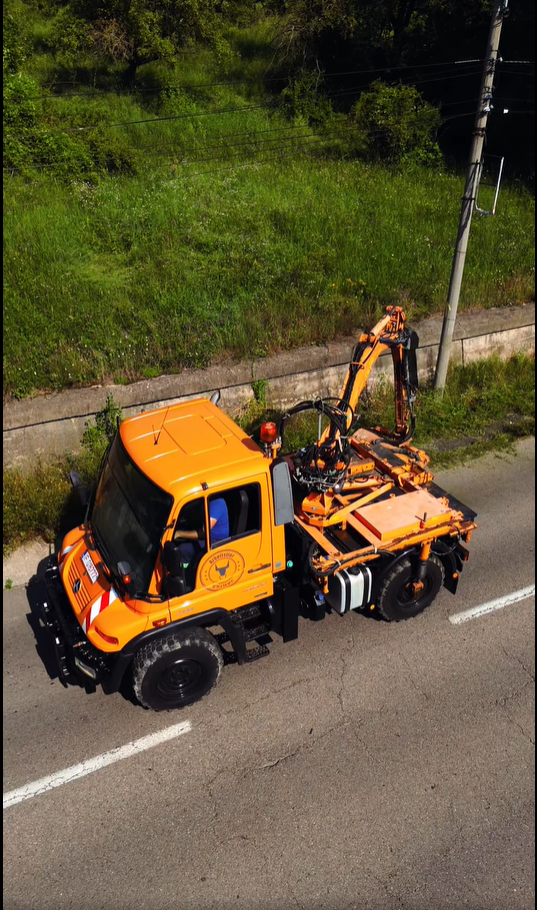 Mercedes Unimog este un vârf de lance în materie de utilaje multifuncționale și îl avem la Câmpulung